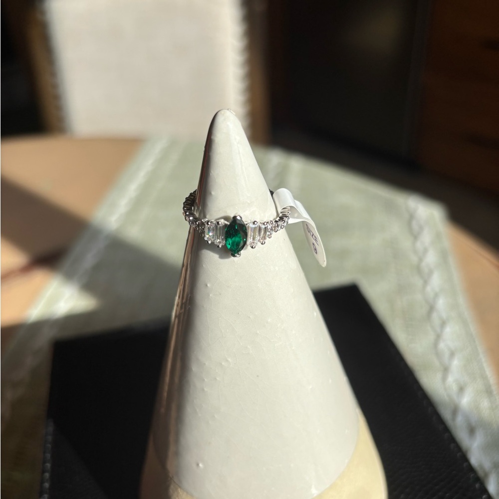 ✨NEW✨Silver Ring with Green Gemstone